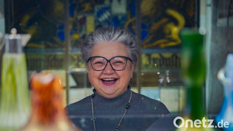 Heimat- und Kulturführerin Cornelia Platz freut sich auf Besucher und wartet mit interessanten Details aus der industriellen Entwicklung Ostbayerns auf. Bild: Regina Wolfohr/exb