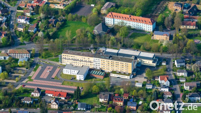 Tirschenreuth ist mit seinem Krankenhaus (Bildmitte) nach dem Umzug der Geriatrie Erbendorf einer von drei verbliebenen Standorten der Kliniken Nordoberpfalz. Wo er sich in seinem Stadtgebiet sogar einen Neubau vorstellen könnte, verriet Bürgermeister Franz Stahl im Pressegespräch nicht. Aber er brachte als möglichen Standort schon mal Tirschenreuth ins Spiel. Archivbild: mür