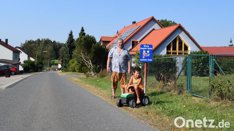 Walter Rinderer (76) setzt sich seit fünf Jahren für Tempo 30 in der Schönthaner Straße ein. Denn dort spielen viele Kinder, wie sein achtjähriger Sohn Andreas, betont der Anwohner. Bislang gibt es lediglich ein Schild &quot;Bitte langsam fahren – spielende Kinder&quot;. Bild: szl