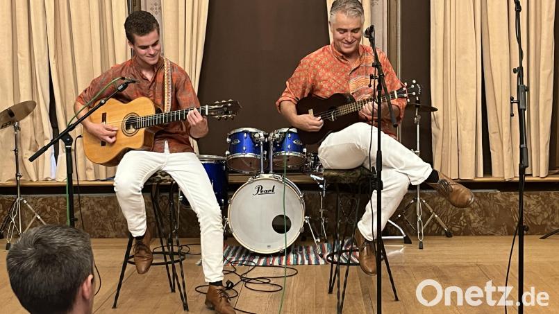 Sohn Miguel und Vater Frank de Kleer bilden einen der Höhepunkte des Abends im Schlosssaal. Bild: sns