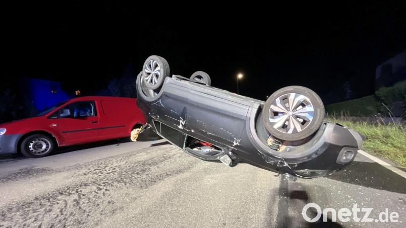 Nach der Karambolage mit einem geparkten Fahrzeug lag der VW auf dem Dach da. Bild: Polizei Sulzbach-Rosenberg