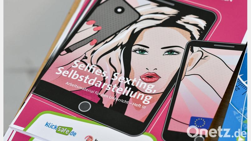Befragung unter 11- bis 17-Jährigen: Viele haben Erfahrung mit Sexting und Pornos. (Archivbild) Bild: Jens Kalaene/dpa-Zentralbild/dpa