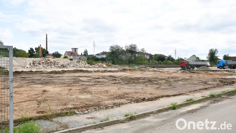 Auf dem ehemaligen Sportplatz der Amberger Leopoldkaserne, der auf Kümmersbrucker Gemeindegebiet liegt, laufen bereits die Vorbereitungen für den Bau des Zoll-Trainingszentrums. Bild: Petra Hartl