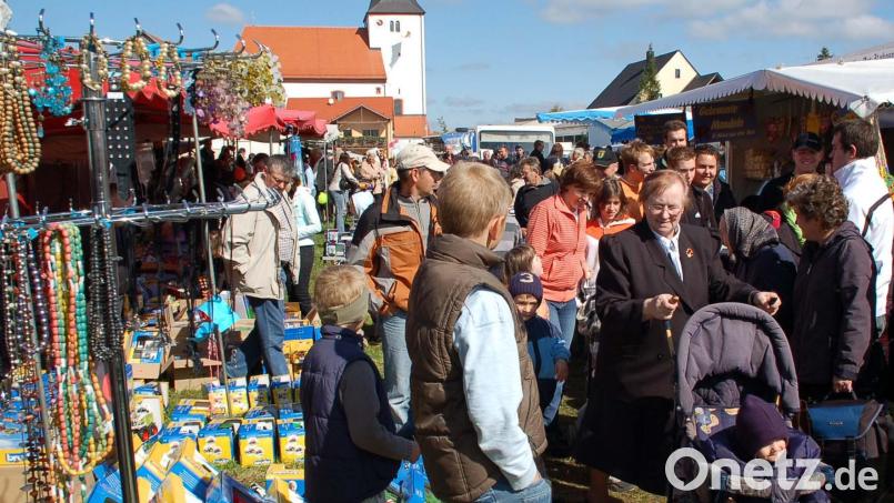 Auf der Wiese in unmittelbarer Nachbarschaft der Wallfahrtskirche Mariä Namen in Trautmannshofen breitet sich am Wochenende wieder ein großer Markt aus. Archivbild: no