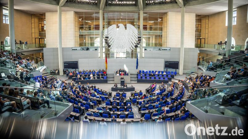 Eine Künstliche Intelligenz bewertet das Aussehen deutscher Bundestagsabgeordneter. Die Oberpfälzer kommen als dabei eher schlecht weg. Symbolbild: Michael Kappeler/dpa