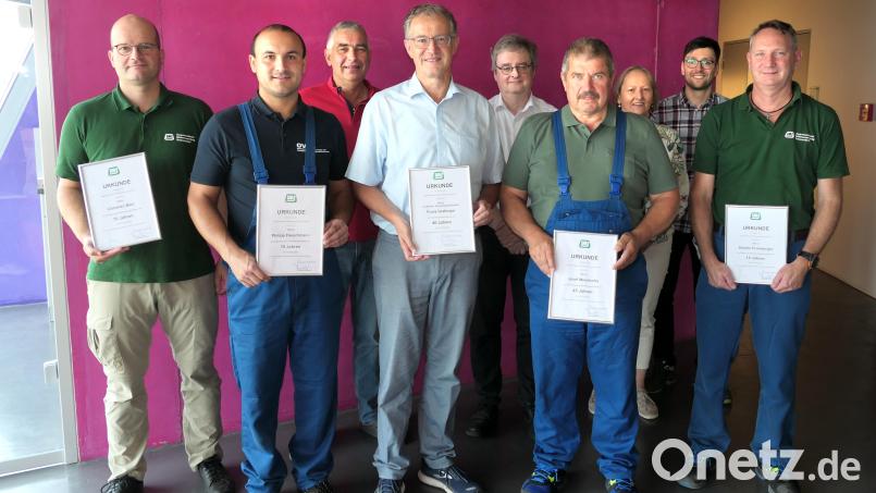 Christian Beer, Philipp Fleischmann, Franz Grabinger, Josef Meierhofer und Sandro Promberger (vorne, von links ) blicken zusammen auf eine Betriebszugehörigkeit beim Zweckverband Müllverwertung Schwandorf von insgesamt 130 Jahren zurück. Verbandsdirektor Thomas Knoll (rechts) gratuliert den Arbeitsjubilaren. Bild: Stefan Karl/exb