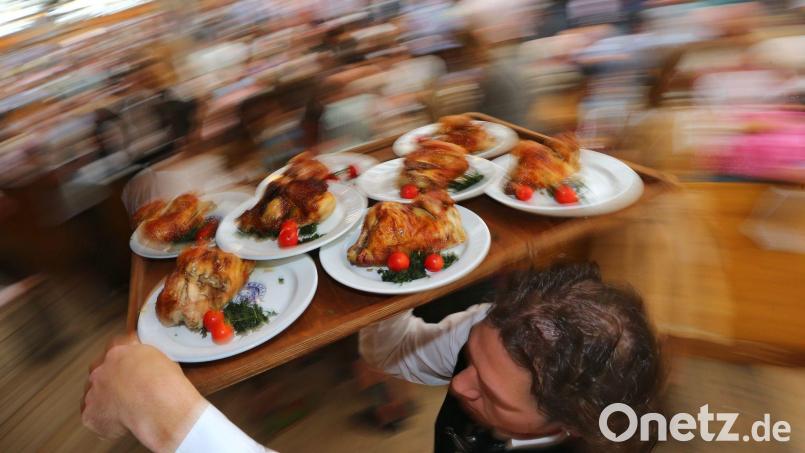 Wirte wollen die Chancen zu mehr Ökoprodukten - etwa Bio-Hendl - auf dem Oktoberfest prüfen. Archivbild: picture alliance / Karl-Josef Hildenbrand/dpa