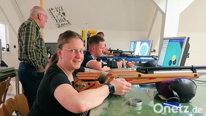 Anstelle eines Trainings auf der Eisstock-Asphaltbahn beteiligten sich die Stockschützen der TSV-Sparte Eisstock mit drei Mannschaften am Friedenfelser Bürgerschießen. Reinhard Schwarz (stehend) überwachte als Schießaufsicht den Wettbewerb von Tanja Gallitzendörfer und Andreas Streim (vorne, von links). Bild: bsc