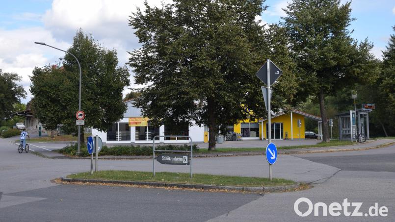 An der Abzweigung von der Staatsstraße in die Bahnhofstraße im Bereich des alten Nettomarktes in Schmidmühlen soll es keine großflächigen Werbetafeln geben: Das entschied der Marktrat in seiner ersten Sitzung nach der Sommerpause. Bild: bö
