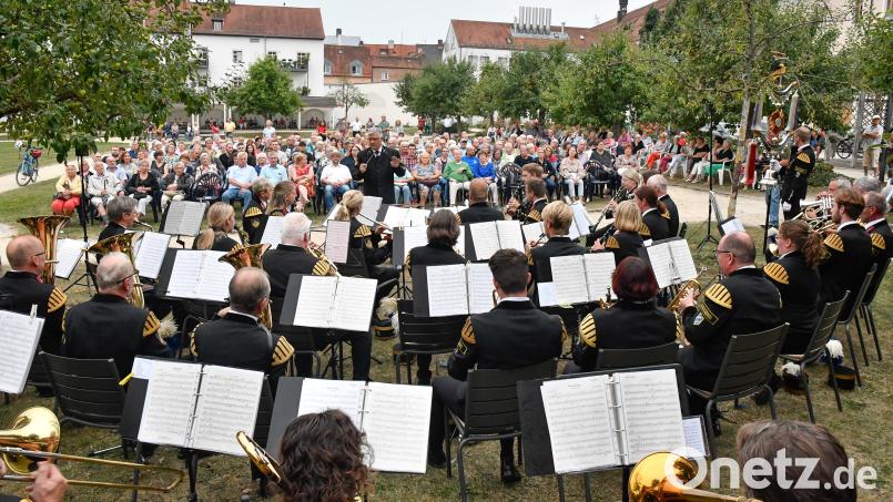 Zum Ende der Sonntagsserenaden-Saison spielte die Knappschaftskapelle Amberg im Maltesergarten auf. Bild: Petra Hartl
