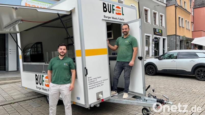 Mit ihrem Foodtruck wollen Yazan AlSheeka und Ammar Kiki Uhersi ihre Falafel-Burger über Neustadt hinaus bekannt machen. Bild: Gabi Schönberger