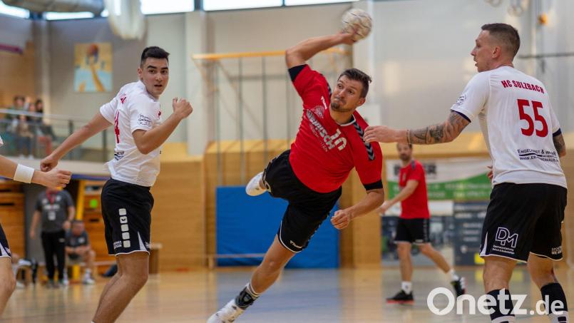 Der Oberviechtacher Maximilian Fütterer beim Torwurf in der vergangenen Saison im Spiel gegen den HC Sulzbach. Am Sonntag gastiert der HV im ersten BOL-Spiel in Sulzbach.. Bild: Günter Uschold