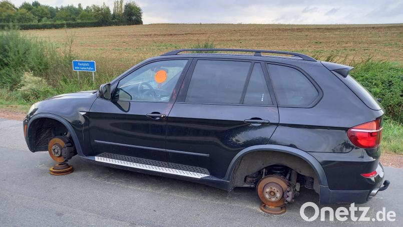 Die Polizei sucht schon seit rund zwei Monaten nach dem Eigentümer oder Halter dieses schwarzen BMWs, der auf dem Rastplatz an der Straße von Nabburg nach Oberviechtach parkt. Inzwischen haben Unbekannte die vier Räder abmontiert. Bild: bl
