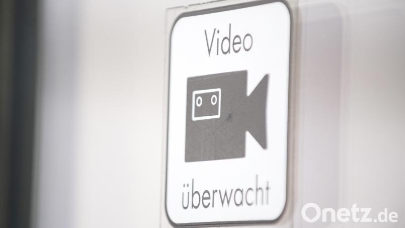 Die Videoüberwachung in einer Amberger Tiefgarage könnte einem bisher noch unbekannten Autofahrer zum Verhängnis werden. Symbolbild: Robert Günther/dpa