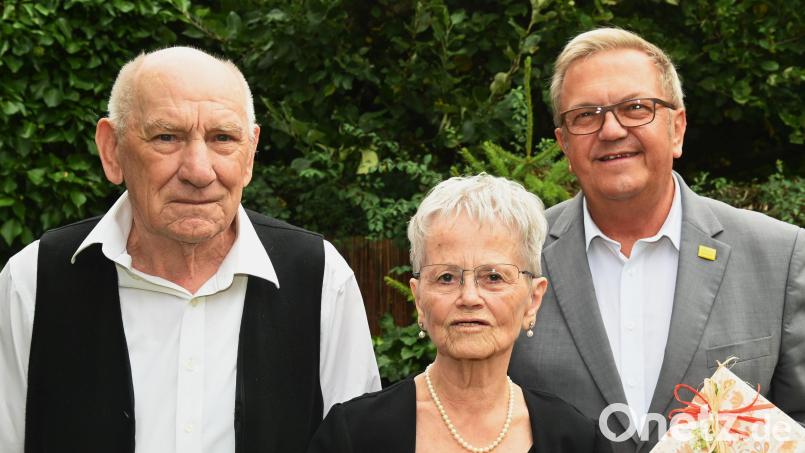 Rudolf und Regina Christl sind seit 60 Jahren ein Ehepaar. Zur Diamantenen Hochzeit gratulierte Bürgermeister Martin Preuß (rechts) im Namen der Stadt. Bild: gf