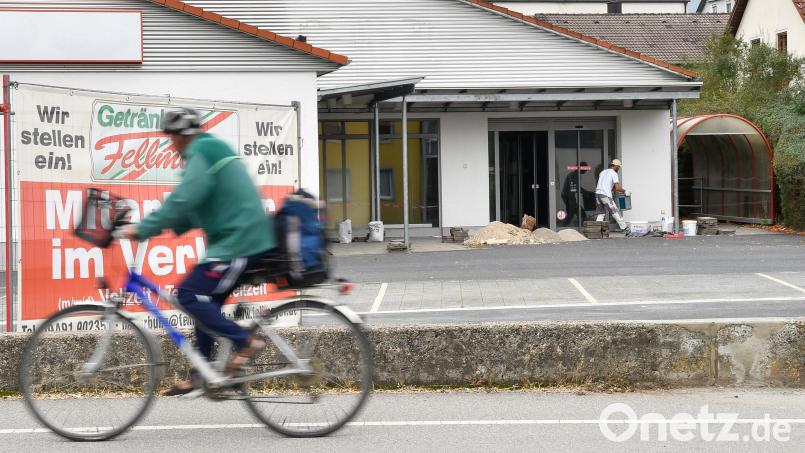Was passiert mit dem Gebäude an der Kümmersbrucker Ortsdurchfahrt, aus dem der Norma-Markt ausgezogen ist? Hier tut sich etwas. Und beim an dieser Stelle lang gewünschten Fußgängerüberweg auch. Bild: Petra Hartl