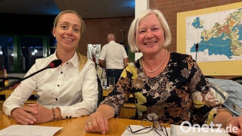 Renate Amrhein (rechts) gibt den Vorsitz der CSU-Fraktion im Gemeinderat Kümmersbruck ab. Ihre Nachfolgerin wird Elisabeth Gruber (links), die bisher schon ihre Stellvertreterin war. Bild: Heike Unger