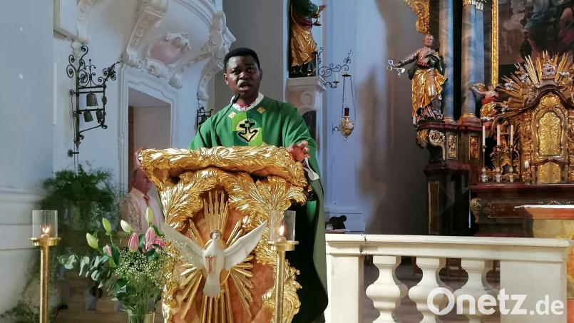 Der neue Pfarrvikar von Schnaittenbach und Kemnath am Buchberg stellte sich beim Gottesdienst in St. Vitus vor. Bild: Anita Hartmann