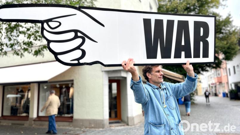 Mads Lynnerup war am Donnerstag mit seiner Anti-Kriegs Aktion in Weidens Innenstadt unterwegs. Bild: Gabi Schönberger