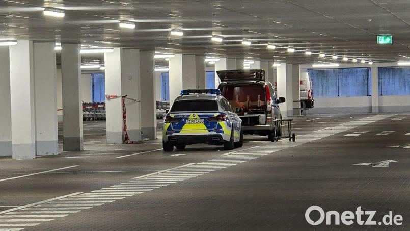 Hier in einer Tiefgarage eines Baumarktes in Regensburg wurde in einem Auto die Leiche einer 19-jährigen Bestatterin gefunden. Bild: Moller-Schuh/vifogra/dpa