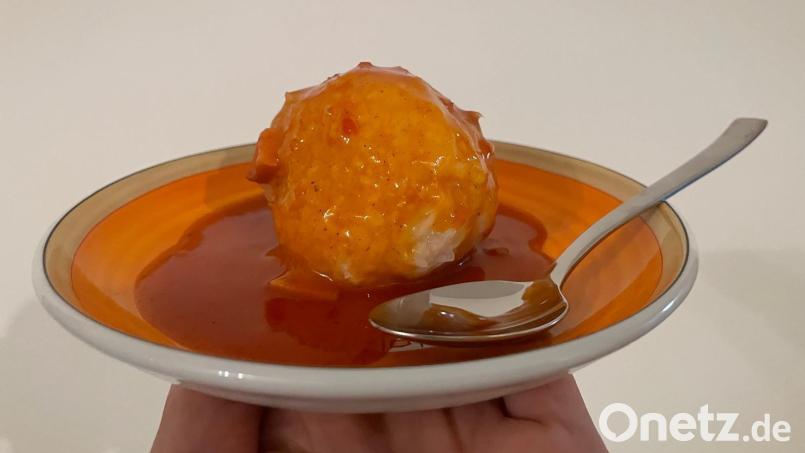 In diesem Jahr können sich Gäste durch 20 verschiedene Knödelsorten probieren. Darunter Klassiker, aber auch eher ungewöhnliche Kreationen – wie der Currywurstknödel. Bild: Tanja Reichl