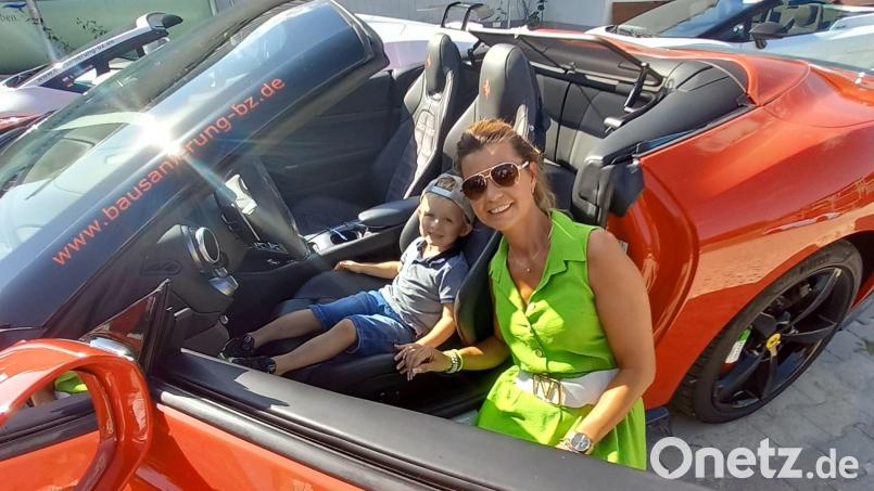 Luca (4) aus Sulzbach-Rosenberg sitzt schon mal Probe im Ferrari. Besitzerin Sandra Winter passt gut auf ihn auf. Bild: hka