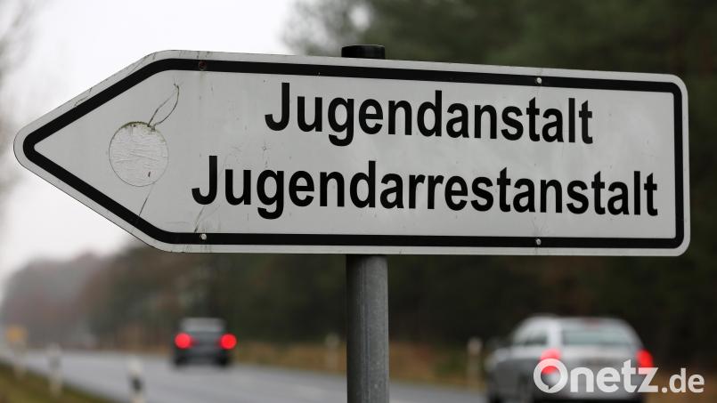 Ein Schild weist auf eine Jugendanstalt und Jugendarrestanstalt&quot; hin. Ein 20-Jähriger muss nach einem Urteil des Schwandorfer Jugendgerichts in einer solchen Einrichtung einen Arrest verbringen. Symbolbild: Bernd Wüstneck/dpa