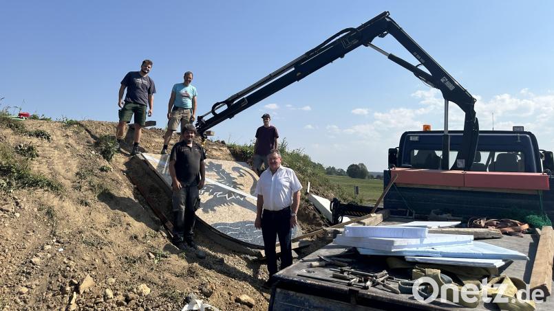 Bürgermeister Hans-Martin Schertl war beim Setzen der schweren Platten anwesend. Bild: Stefanie Gradl