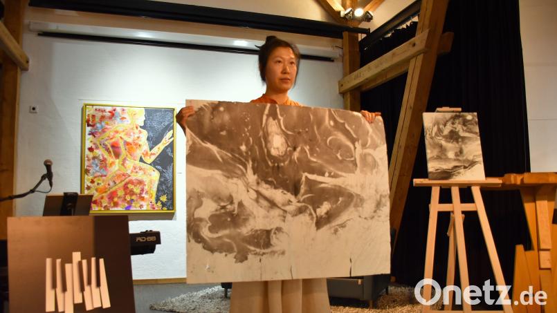 Die Berliner Künstlerin Jiaying Wu ist derzeit in Waldsassen und beschäftigt sich in ihrer Kunst mit der Thematik Wasser. Bild: Ulla Britta Baumer