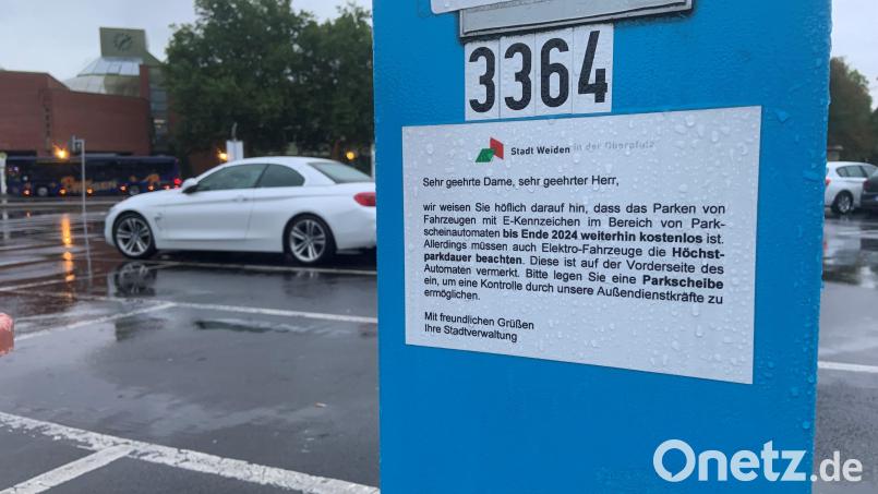 Zeitlich begrenztes kostenloses Parken für Autos mit E-Kennzeichen: Der Hinweis der Stadt Weiden hängt am Parkautomaten. Die Regel gilt derzeit bis Ende 2024. Bild: Stefanie Roth