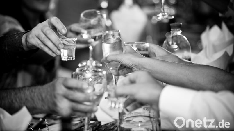 Das Wodka-Glas muss voll sein! Bild: Кирилл Рыжов/Adobe Stock
