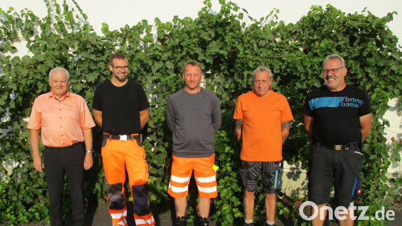 Markus Ponnath (Mitte) ist neu zum Bauhofteam mit Leiter Otto Schroll, Werner Ponnath und Tobias Schroll (von rechts) gestoßen. Über die Verstärkung freute sich auch Bürgermeister Günter Kopp. Bild: Gemeinde Kulmain/exb