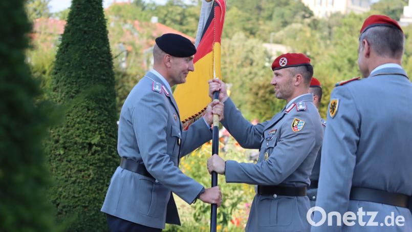 Der Kommandeur der Panzerbrigade 12 „Oberpfalz“, Oberst Axel Hardt (links) übergibt formell die Truppenfahne an den Kommandeur des Artilleriebataillons 131, Oberstleutnant Stefan Zadlo. Bild: Bundeswehr, Benkert