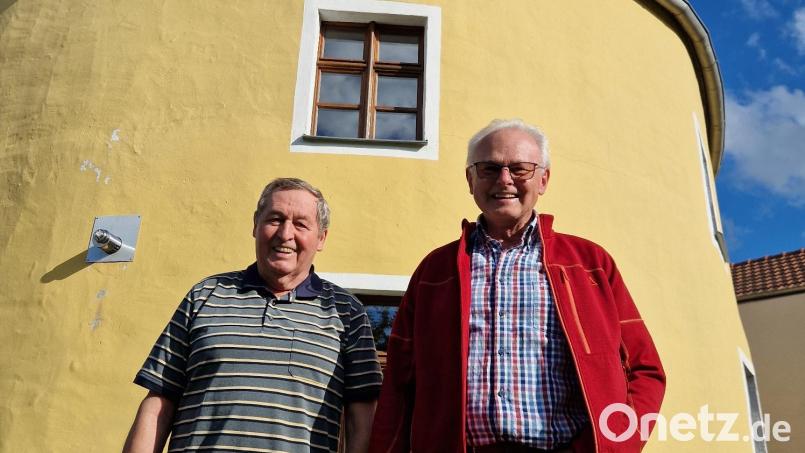 Nein, das ist nicht der Stadtturm, sondern der Pfreimder Turmmaurerturm, vor den sich Peter Egerer und Hans Paulus (von links) gestellt haben. Der heimatkundliche und historische Arbeitskreis „Der Stadtturm“ in Pfreimd, zu dem Egerer und Paulus gehören, ist über die Renovierung des uralten Gebäudes sehr froh. Bild: td