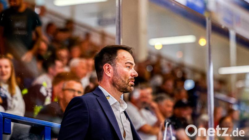 Sebastian Buchwieser, Trainer der Blue Devils Weiden, gibt sich vor dem Saisonstart in der DEL2 am Freitagabend gegen den ESV Kaufbeuren betont gelassen und zieht aus den nationalen Abgesängen auf seine Mannschaft nur das Positive. Bild: Werner Moller
