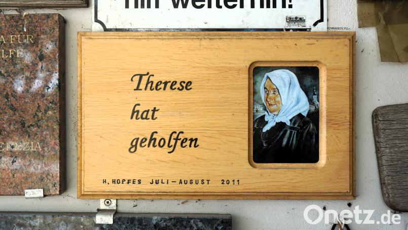 Die Resl hat geholfen – bei Krankheiten oder der Führerscheinprüfung. Das steht auf Hunderten Votivtafeln in der Votivtafelkapelle auf dem Konnersreuther Friedhof. Die Resl hat aber auch beim Widerstand gegen Hitler und die Nazis geholfen. Bild: jut