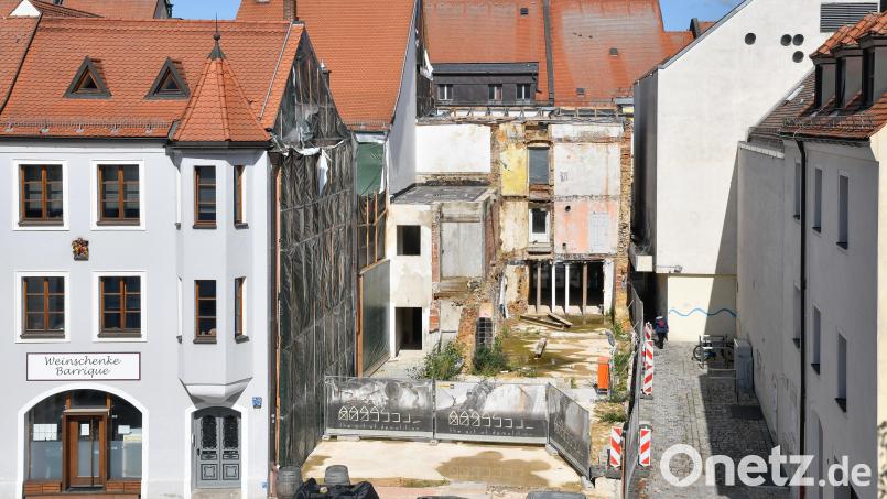 Ende 2023 begannen die Abrissarbeiten am Hussel-Haus. Ab kommenden Frühjahr sollen laut Investor die Bauarbeiten starten. Bild: Petra Hartl