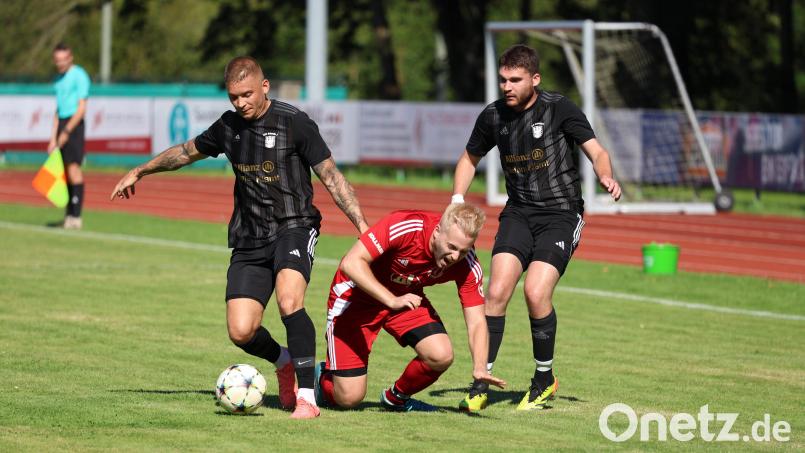 Der TSV Erbendorf (dunkle Trikots) geht am Sonntag gegen den TSV Eslarn erstmals in der laufenden Saison als Spitzenreiter in ein Punktspiel. Das Bild zeigt Dominik Lang (links) und Marco Kunz in der Partie gegen den SC Kirchenthumbach (1:1). Archivbild: Dieter Jäschke