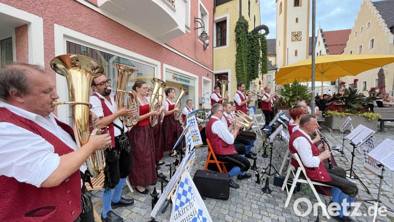 Zum dritten Mal aufgespielt zu den „Feierabendklängen“ auf dem Oberen Marktplatz in Schwandorf: Diesmal gab die Neukirchner Blaskapelle den Ton an und der wurde von den Zuhörern begeistert aufgenommen. Bild: Gerhard Götz