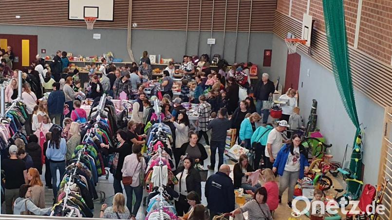 Die Besucher drängten sich an den Tischen und Kleiderständern in der Mehrzweckhalle. Bild: Maria Bothner/exb
