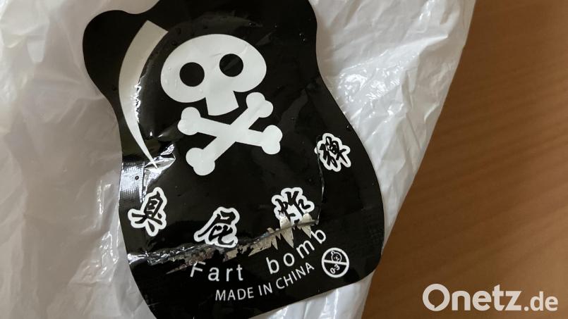 In einem Klassenzimmer einer Schwandorfer Schule wirft ein Schüler eine Stinkbombe. Bild: PI Schwandorf/exb