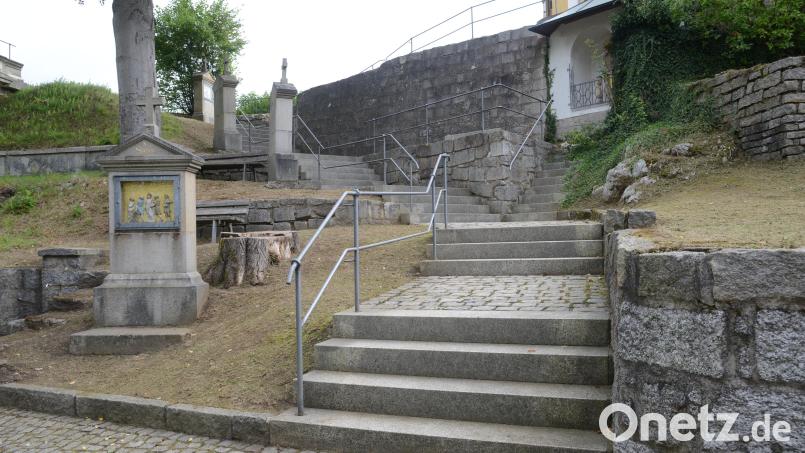 Einer der beiden Treppenaufgänge vom Kreuzbergplateau zur Kirche, der nach dem Wunsch von Kirchenpfleger Karl Putzer im Zuge der Außensanierung der Kreuzbergkirche saniert werden sollte. Bild: bey