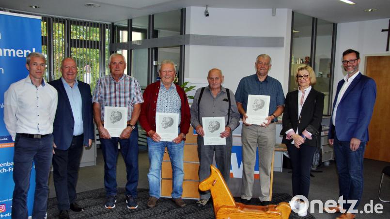 Zur Ehrung versammelt: (von links) Geschäftsstellenleiter Bernd Windisch, Vorstandsvorsitzender Frank E. Kirchhof, die Jubilare Friedrich Schuhmann, Hans Wedel, Werner Hafner, Hans Ertel, Aufsichtsratsvorsitzende Eva Birkmüller und Vorstandsmitglied Michael Sommer. Bild: ds