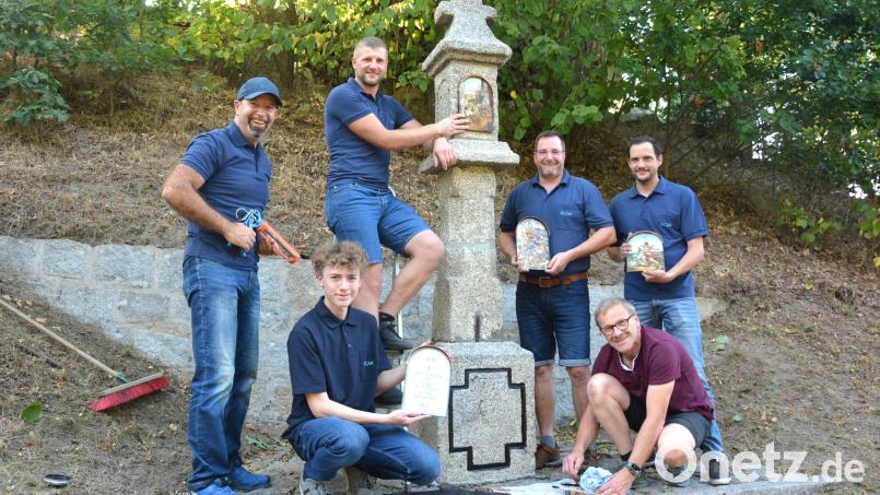 Der Schlüsselclub Münchenreuth hatte es sich zur Aufgabe gemacht, in Erinnerung an die Todesnacht vor 250 Jahren das „Humml-Marterl“ zu restaurieren. Federführend mit dabei waren (hockend, von links) Gabriel Hecht und Oswald Weig sowie (stehend, von links) Norbert Ernstberger, Tobias Weig, Walter Heindl und Benedikt Sommer. Bild: jr