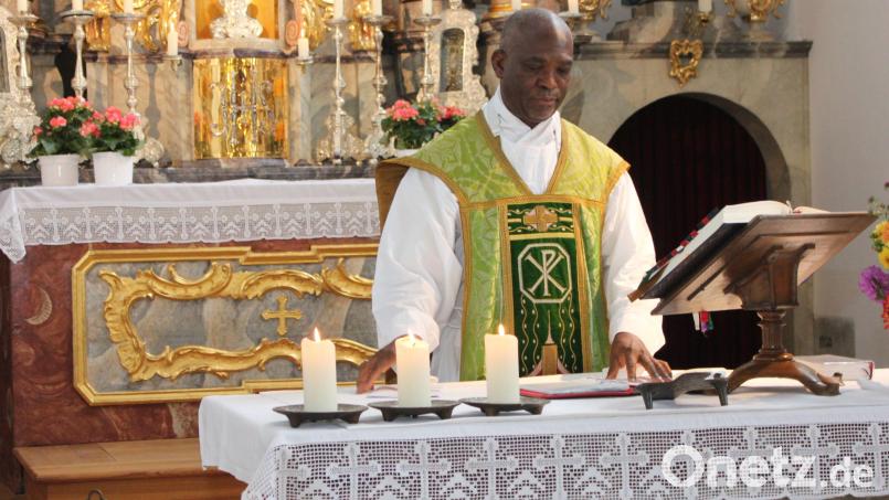 Pfarrvikar Charles Ugochukwu Nwamiro beim Abschiedsgottesdienst. Bild: aun