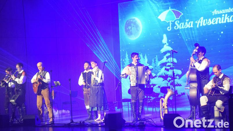 Saso Avsenik, der Enkel des legendären Slavko Avsenik gastierte in den vergangenen Tagen mit seinem Ensemble im ACC in Amberg. Es waren nicht nur die Sterne der Heiligen Nacht, sondern auch viele Musikstern übers ganze Jahr verteilt, die im besten Oberkrainersound für Amberger Publikum gespielt wurden. Archivbild: bö