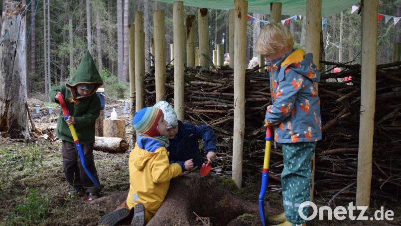 Als Gastkind bei der Eröffnung wurde der gemeinsame Sohn des Stadtförsters und der Kindergartenleiterin von den drei Waldkindergarten-Kindern gleich als Spielkamerad in eine Schatzsuche unter dem Wurzelstock eingebunden. Bild: szl