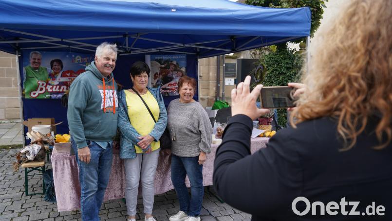 Auch Inge Meyer (Zweite von links) aus Kastl lässt sich mit dem aus der Sendung „Bauer sucht Frau“ bekannten Paar Bruno und Anja fotografieren. Bild: kaz