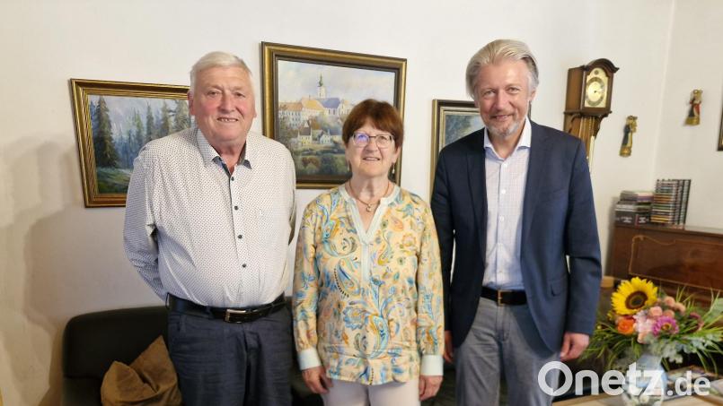 Goldene Hochzeit feierten Franz und Elisabeth Kahl. Dazu gratulierte auch Bürgermeister Lothar Müller (rechts). Bild: Marktgemeinde Plößberg/exb