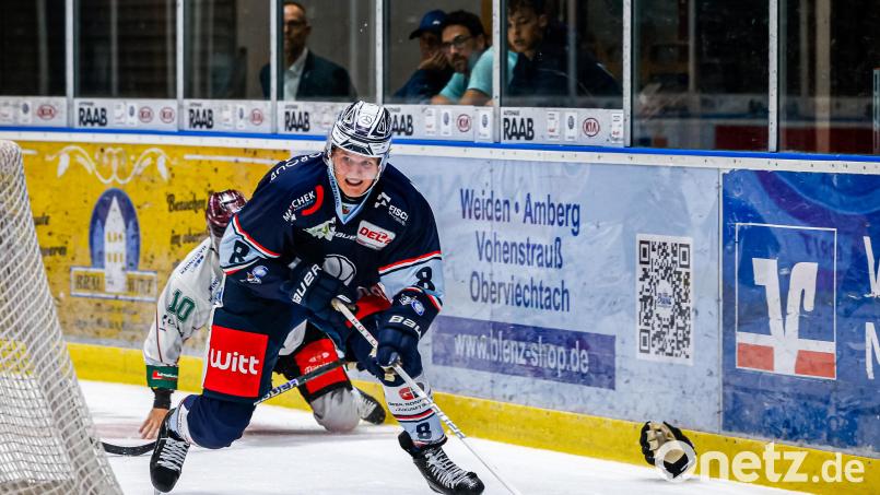 Neal Samanski (vorne) von den Blue Devils Weiden wird das erste DEL-2-Spiel gegen den ESV Kaufbeuren verpassen. Bild: Werner Moller